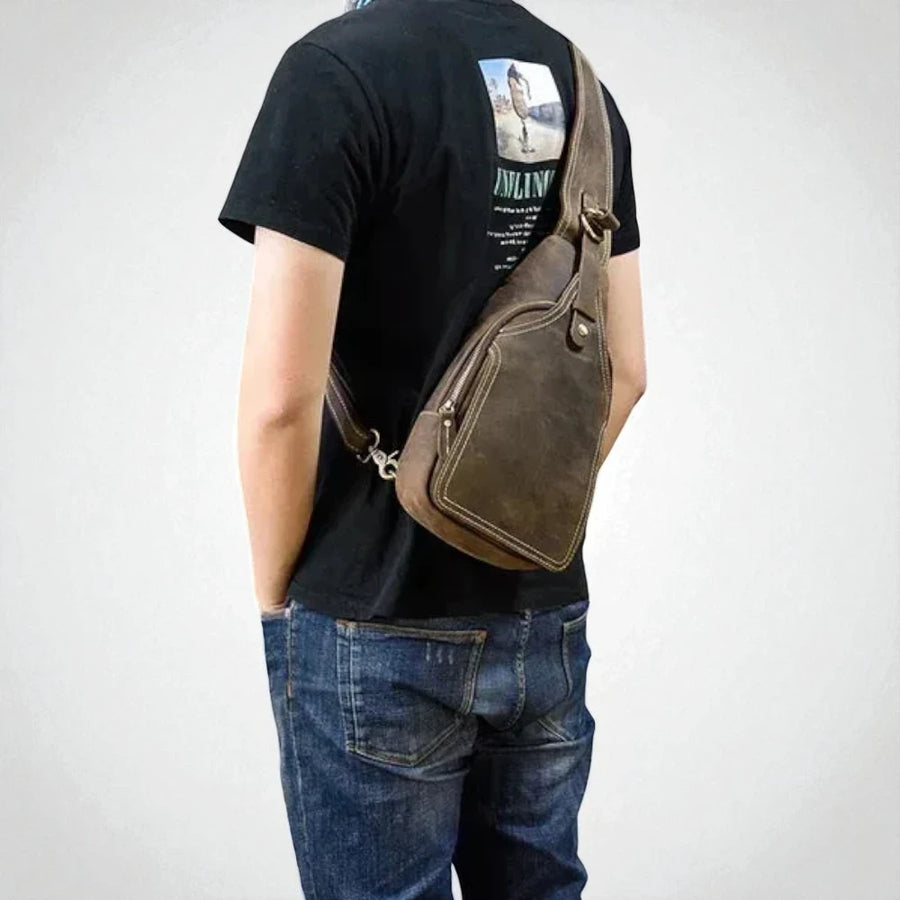 Sac bandoulière en cuir pour homme porté dans le dos