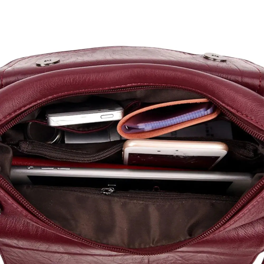 Sac bandoulière en cuir souple pour femme bordeaux rempli