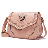 Sac bandoulière cuir vintage femme rose de trois quarts