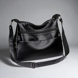 Sac bandoulière en cuir pour femme noir photo