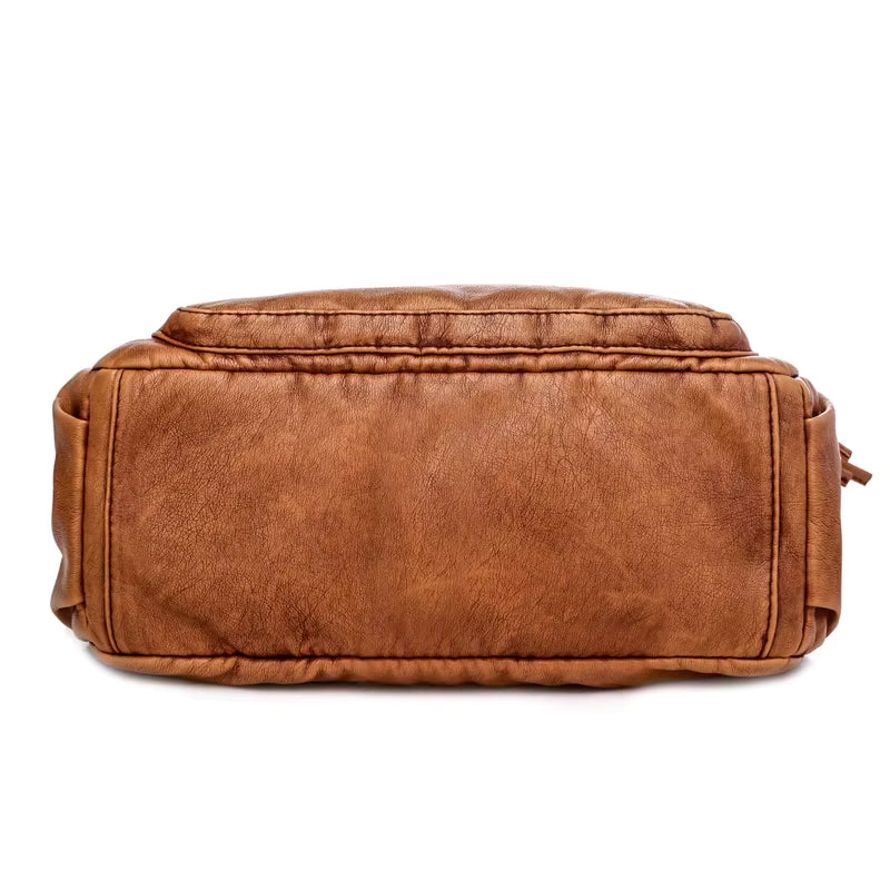 Sac bandoulière femme en cuir camel grandes poches, vue de dessous