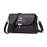 Sac bandoulière femme cuir noir motif feuille, vue de trois quarts