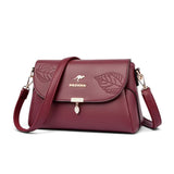 Sac bandoulière femme cuir rouge motif feuille, vue de trois quarts