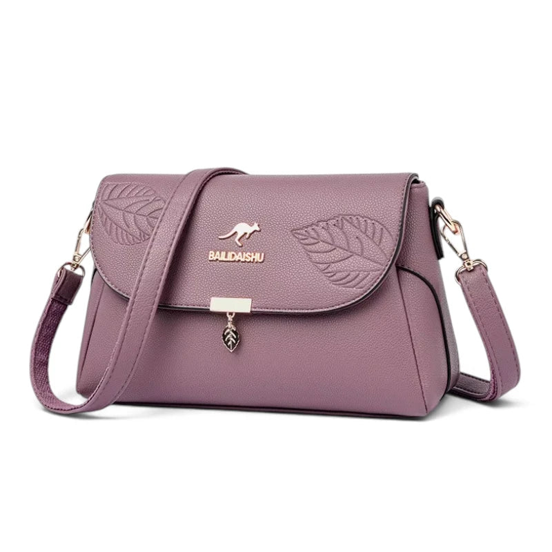 Sac bandoulière femme cuir violet motif feuille, vue de trois quarts