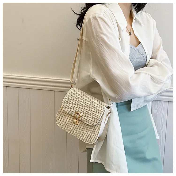 Sac bandoulière femme paille à l'épaule