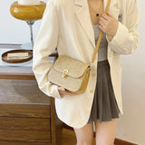 Sac bandoulière femme paille marron clair à la main