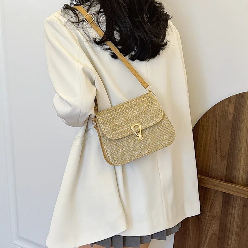 Sac bandoulière femme paille marron clair porté à l'épaule