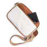 Vue rapprochée du sac blanc et marron avec un téléphone qui dépasse de la poche avant