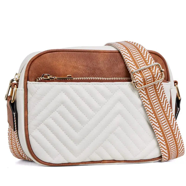 Vue rapprochée du sac blanc et marron avec poche avant zippée