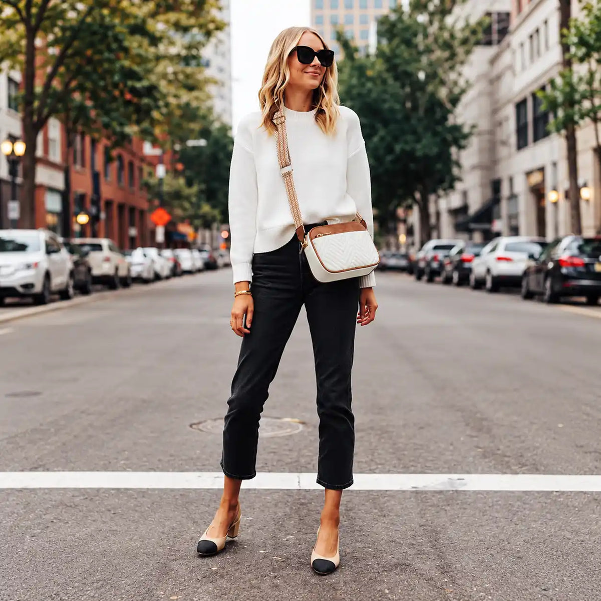 Femme portant le sac bandoulière matelassé en coloris blanc