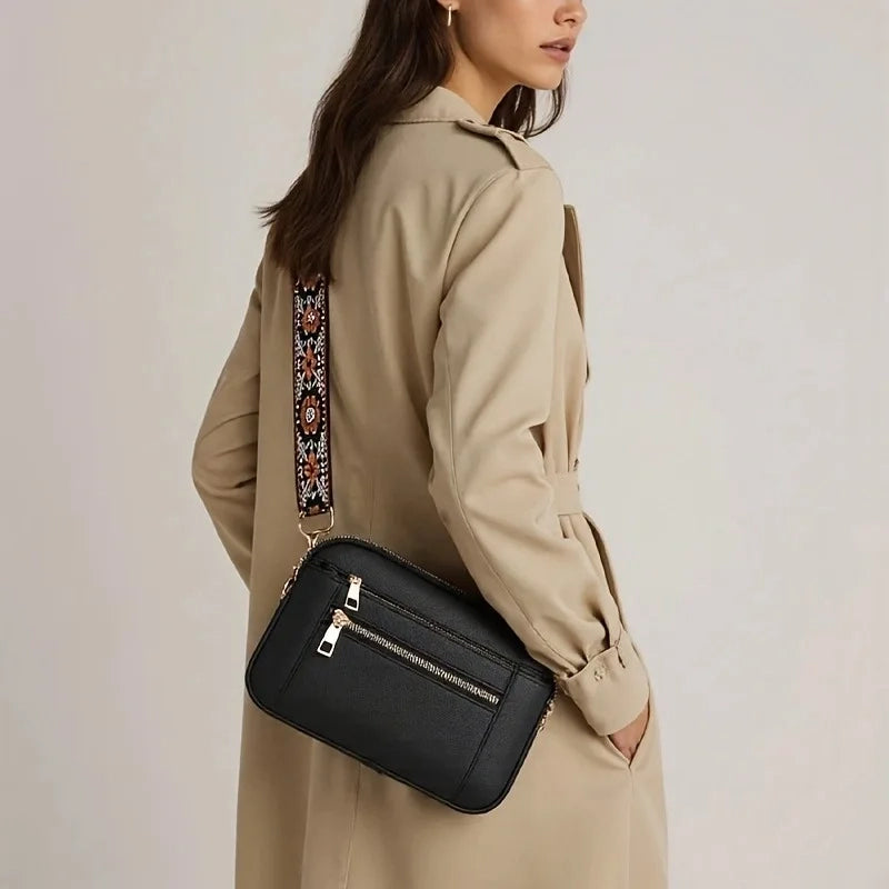 Sac en bandoulière à motifs pour femme noir porté