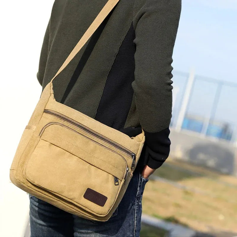 Sac bandoulière en toile unisexe marron clair porté