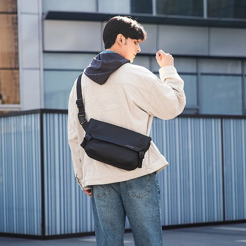 Sac besace bandoulière homme imperméable porté en travers