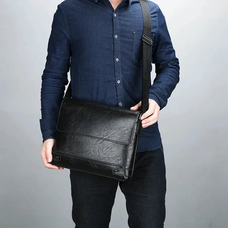 Sac besace en similicuir pour homme noir porté en travers