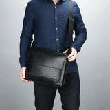 Sac besace en similicuir pour homme noir porté en travers