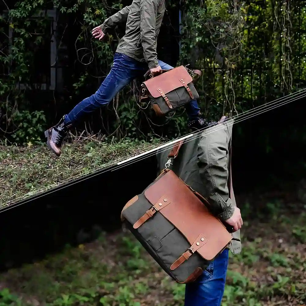 Sac besace homme en toile et cuir porté en bandoulière et à la main