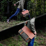 Sac besace homme en toile et cuir porté en bandoulière et à la main