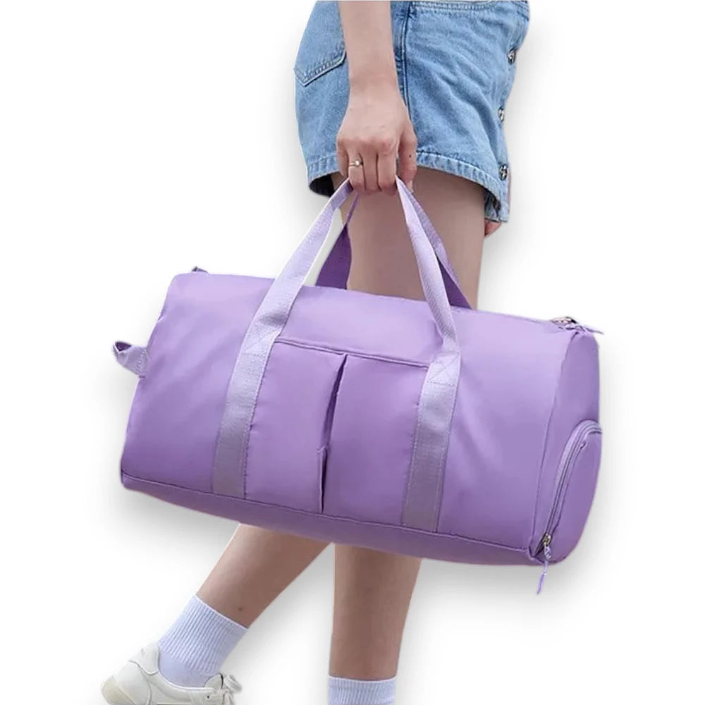 Sac de voyage femme léger et déperlant violet porté à la main