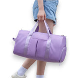 Sac de voyage femme léger et déperlant violet porté à la main