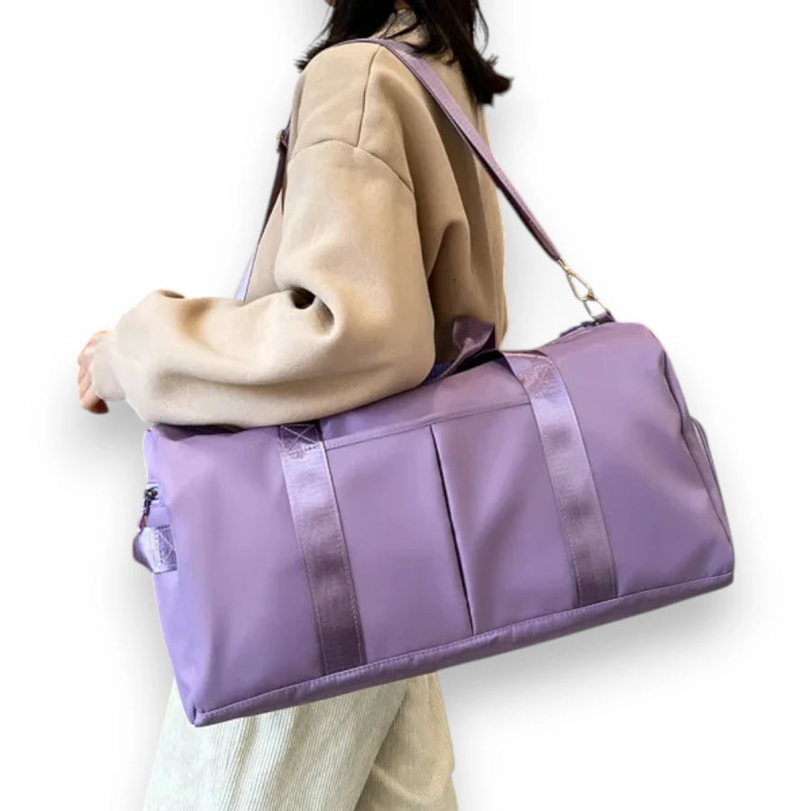 Sac de voyage femme léger et déperlant violet porté en bandoulière