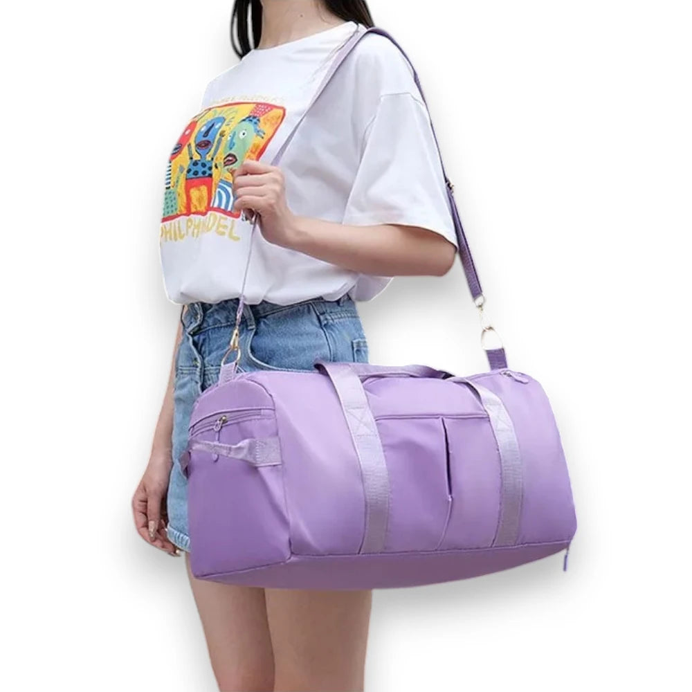 Sac de voyage femme léger et déperlant violet porté épaule