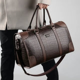 Sac de voyage imitation crocodile marron porté à la main
