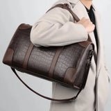 Sac de voyage imitation crocodile marron porté épaule