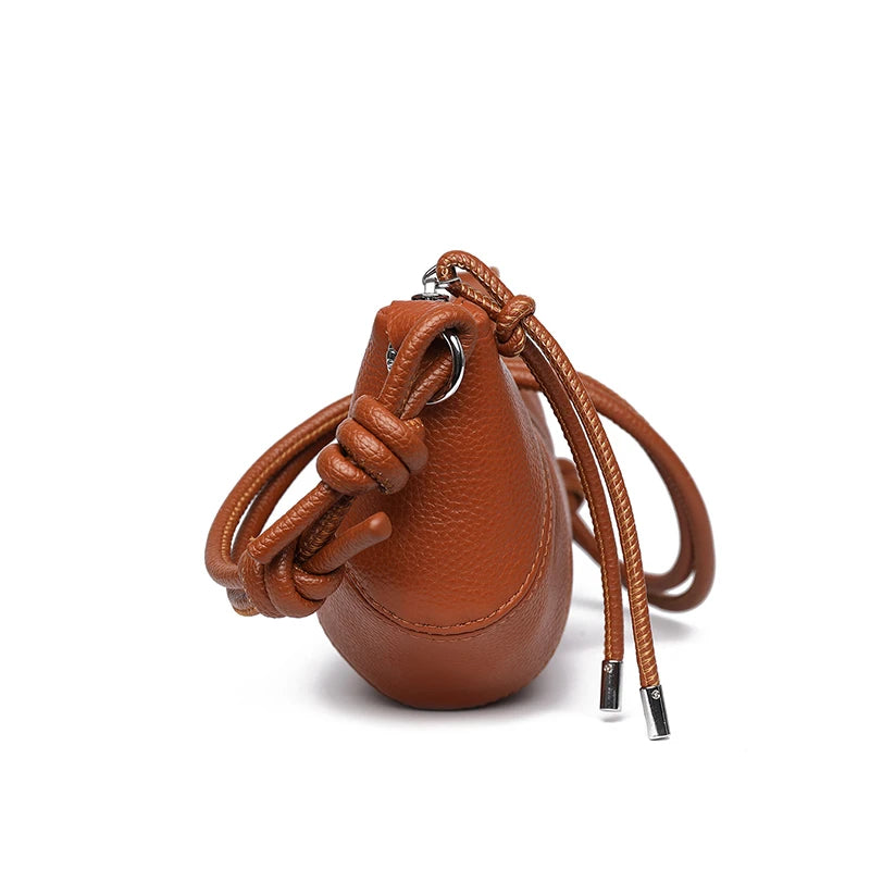 Sac demi lune bandoulière marron de côté