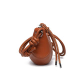 Sac demi lune bandoulière marron de côté