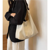 Sac fourre-tout souple cuir blanc porté par femme