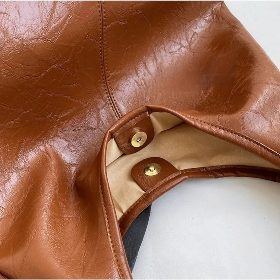 Sac fourre-tout souple cuir noir, vue sur la fermeture à pression