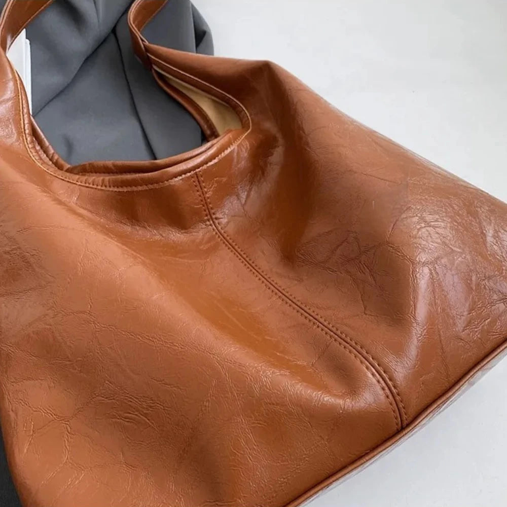 Sac fourre-tout souple cuir, gros plan