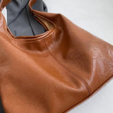 Sac fourre-tout souple cuir, gros plan