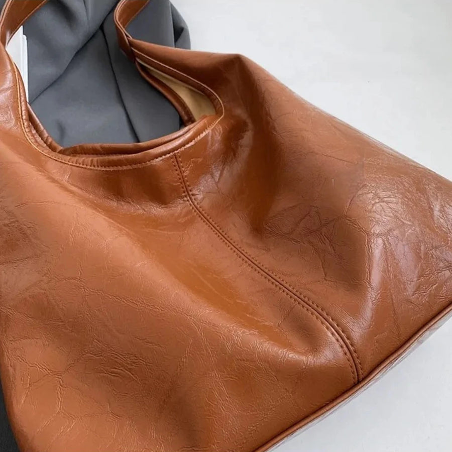 Sac fourre-tout souple cuir, gros plan