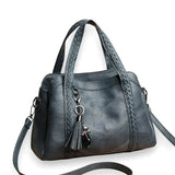 Sac à main bandoulière bleu avec pendentif chat de trois quarts