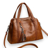 Sac à main bandoulière marron avec pendentif chat de trois quarts