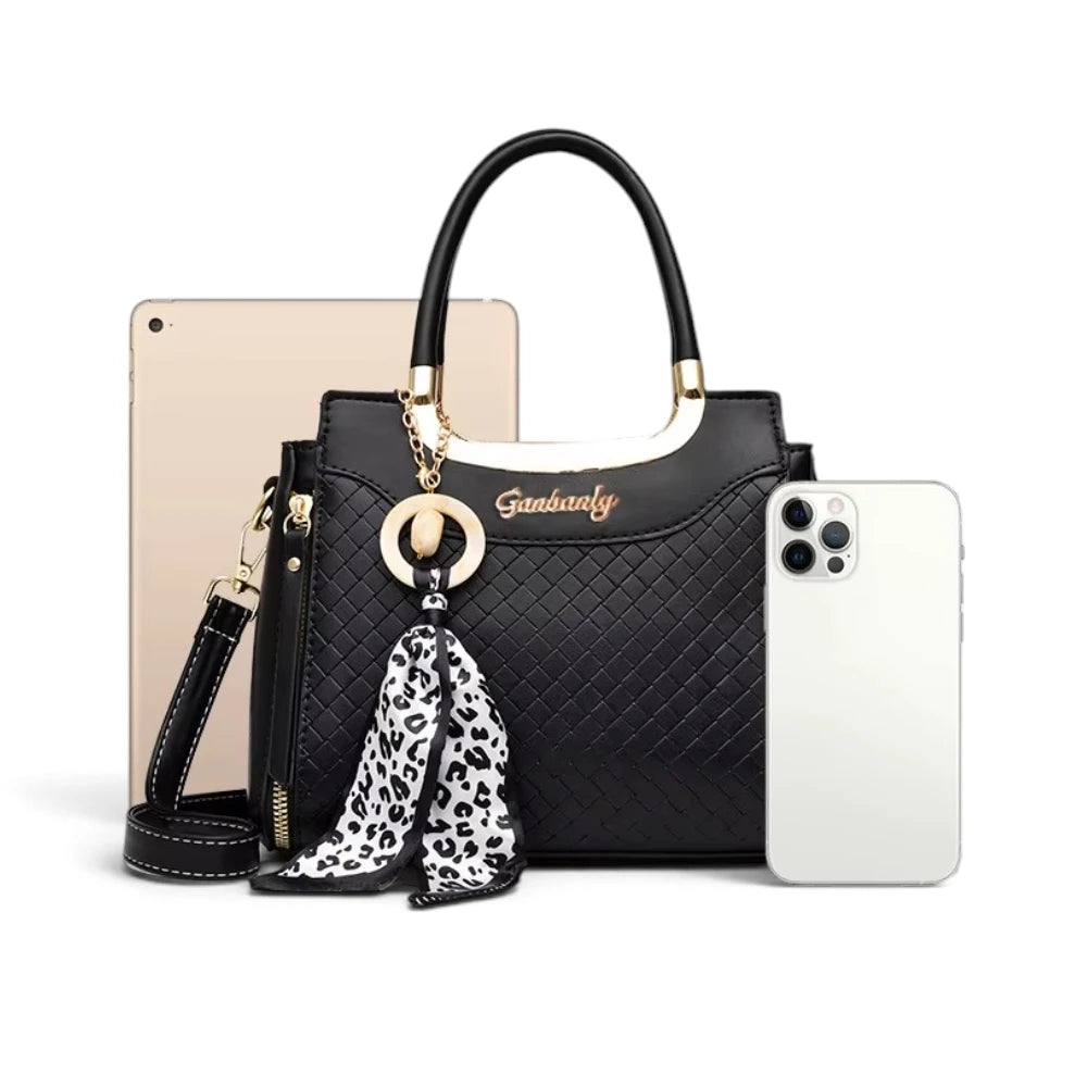 Sac à main à carreaux avec bandoulière noir, comparaison smartphone et tablette