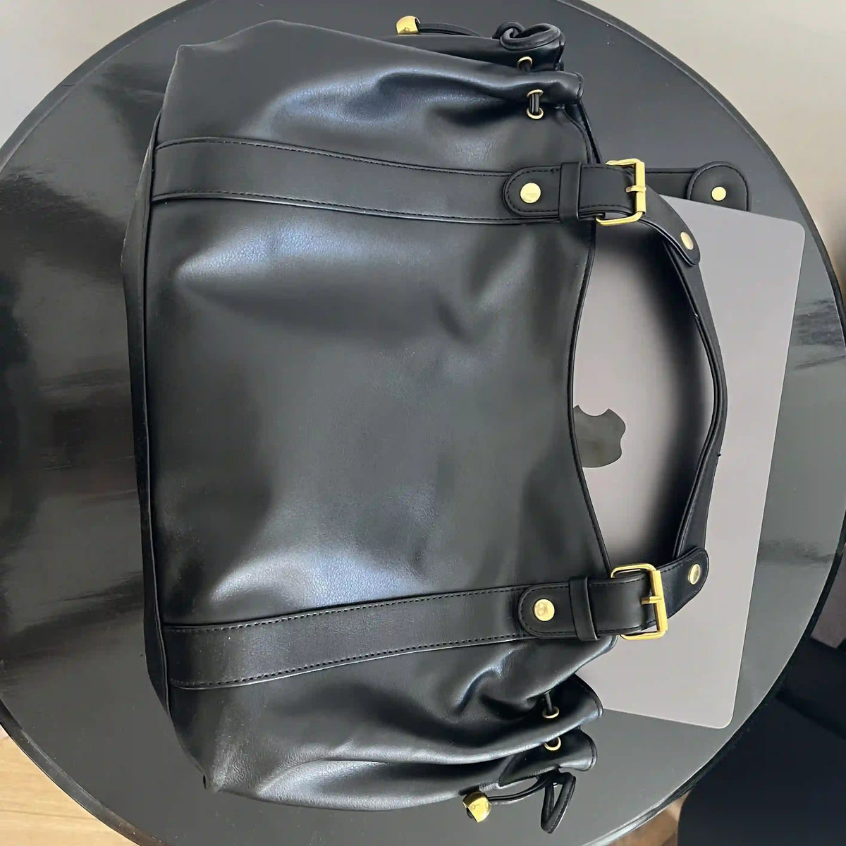Détail de l'anse et des boucles du sac à main vintage noir