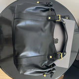 Détail de l'anse et des boucles du sac à main vintage noir