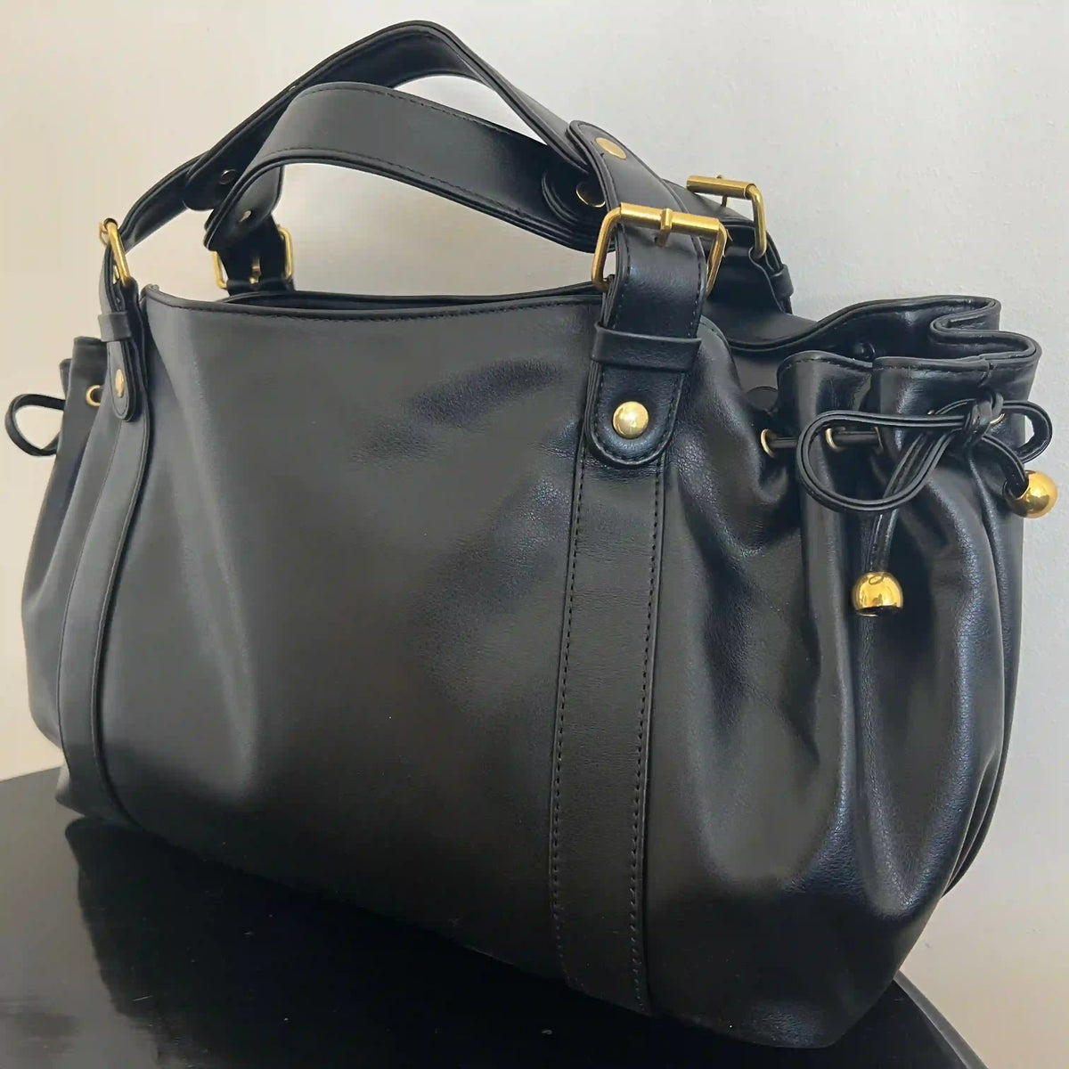 Sac à main vintage noir en simili cuir, vue de profil