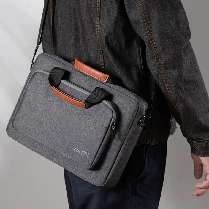 Sac ordinateur en tissu avec bandoulière gris foncé porté