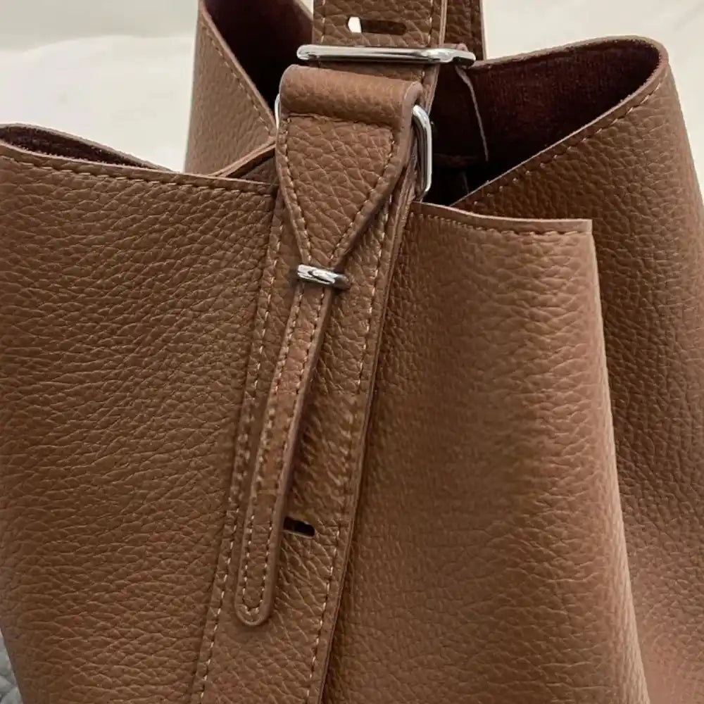 Sac seau bandoulière femme marron détails cuir
