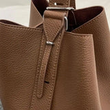 Sac seau bandoulière femme marron détails cuir