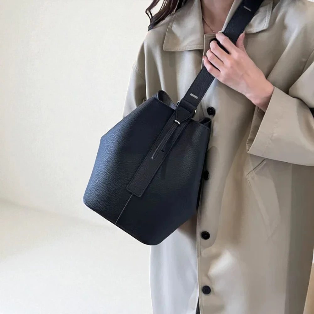 Sac seau bandoulière femme noir porté en travers