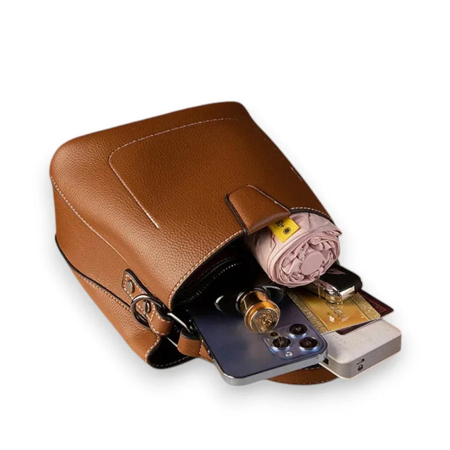 Sac seau cuir marron rempli