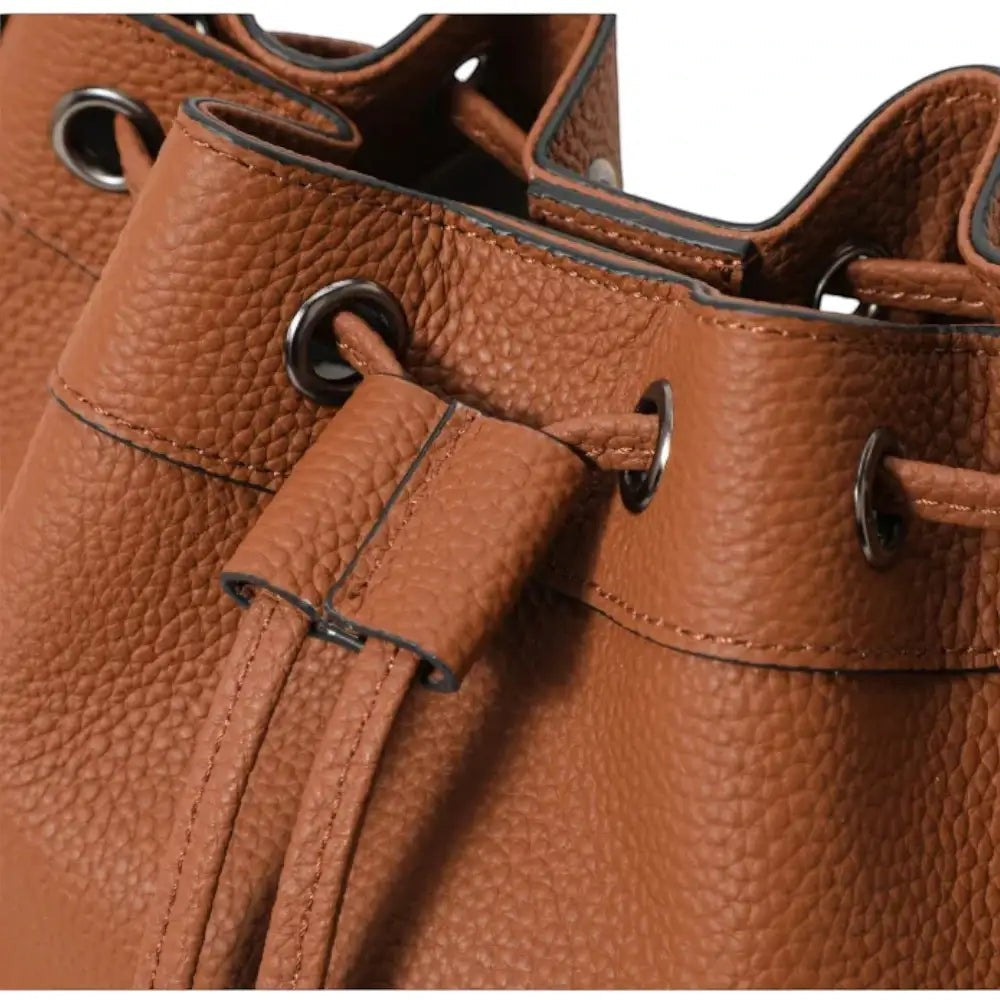 Sac seau en cuir authentique détails cuir