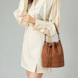 Sac seau en cuir authentique femme bras