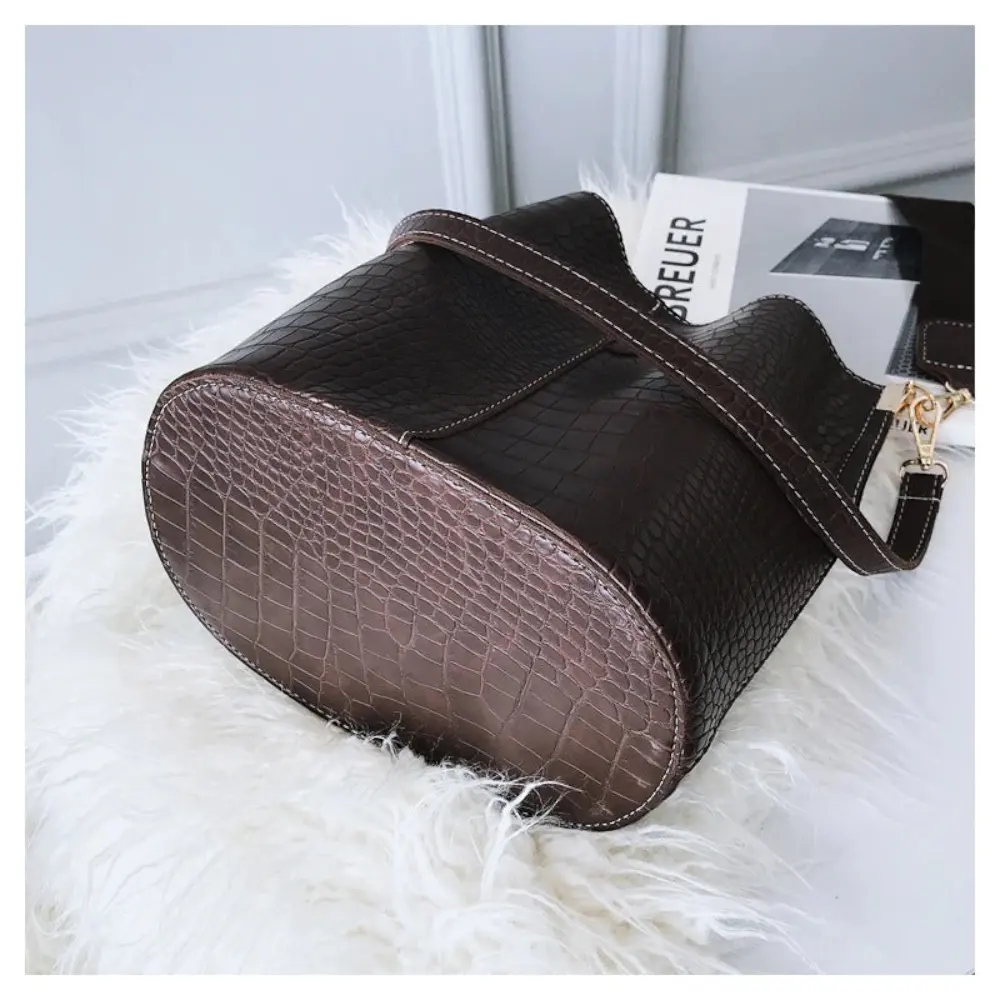 Sac seau en cuir marron dessous
