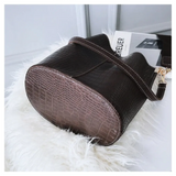 Sac seau en cuir marron dessous