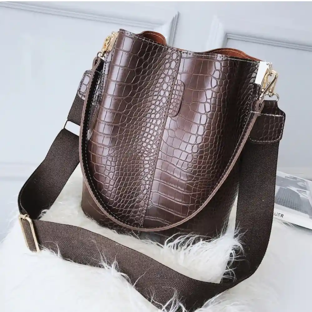 Sac seau en cuir marron femme de trois quarts